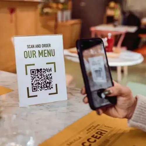 Sprievodca pre majiteľov reštaurácií o vytváraní a integrácii menu s QR kódom